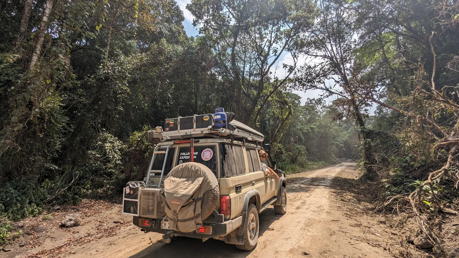 De Land Cruiser op een jungle-pad door Afrika