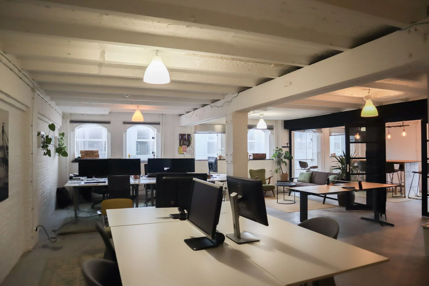 De werkplekken in het ZAZU-atelier